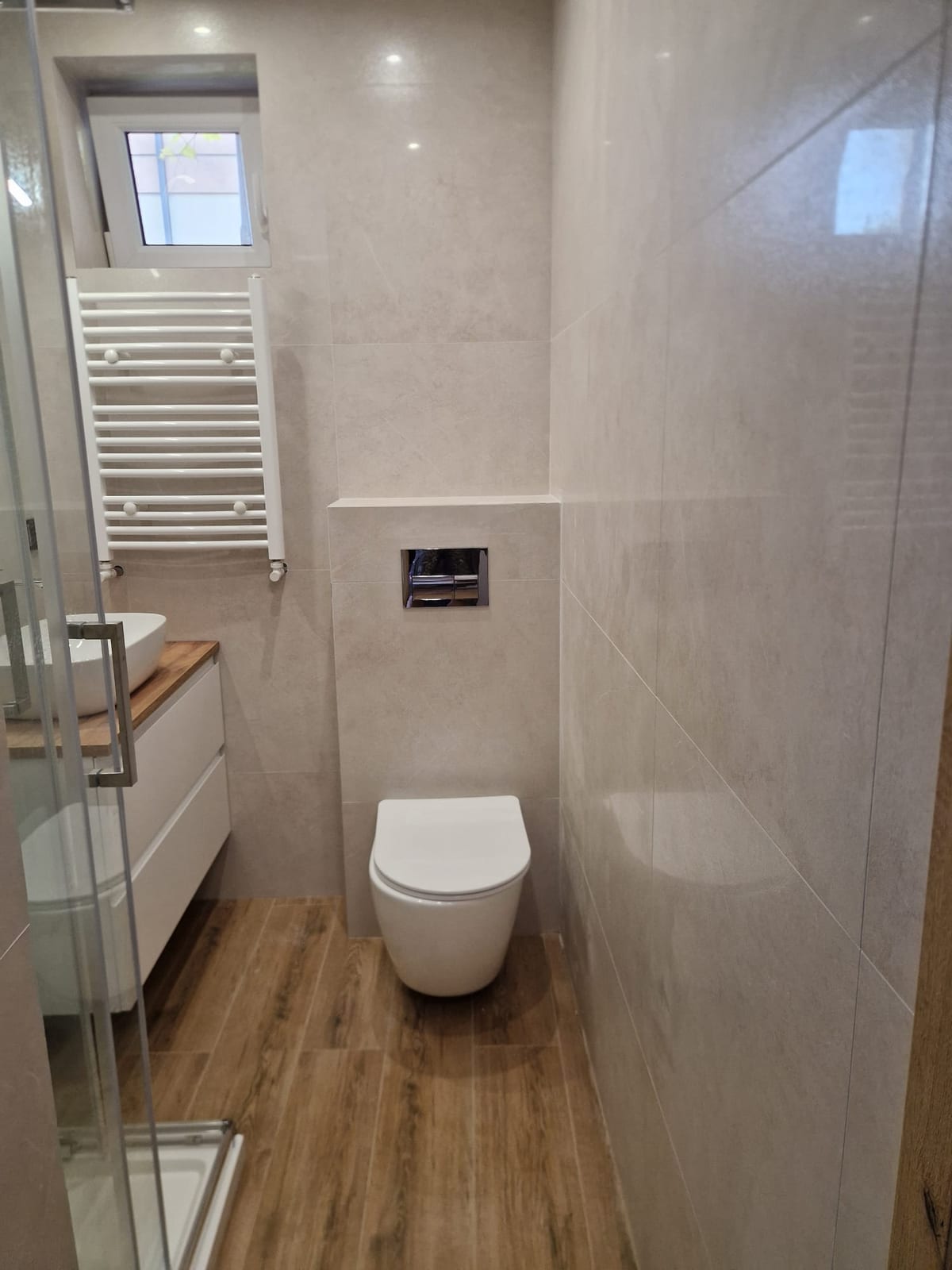 WC podwieszane na stelażu podtynkowym z grzejnikiem drabinkowym